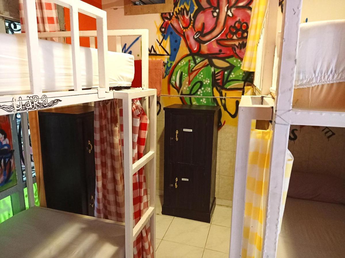 Deoplet Homestay & Gallery ジョグジャカルタ エクステリア 写真